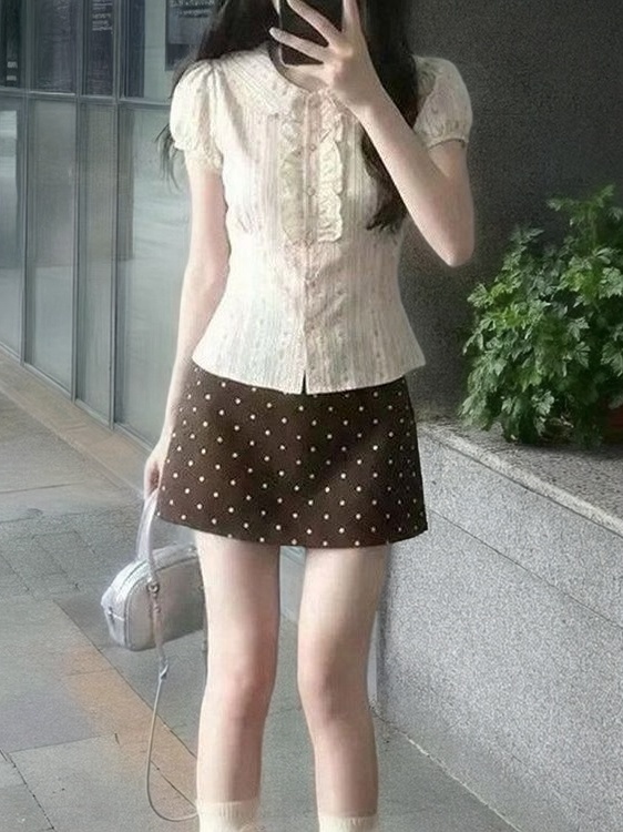 Korean Lifestyle - ชุดเสื้อและกระโปรงลายจุดสไตล์เกาหลีสำหรับฤดูร้อนปี 2026 ป้องกันริ้วรอย แขนสั้น เอวสูง แขนพอง